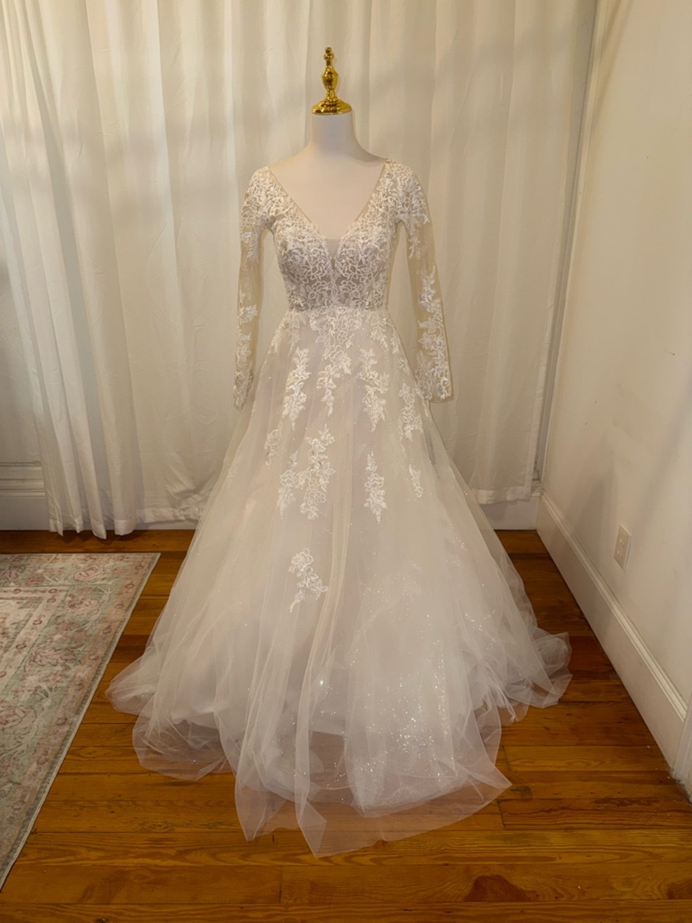 Elegant Long-Sleeve Lace A-Line Wedding Dress in White